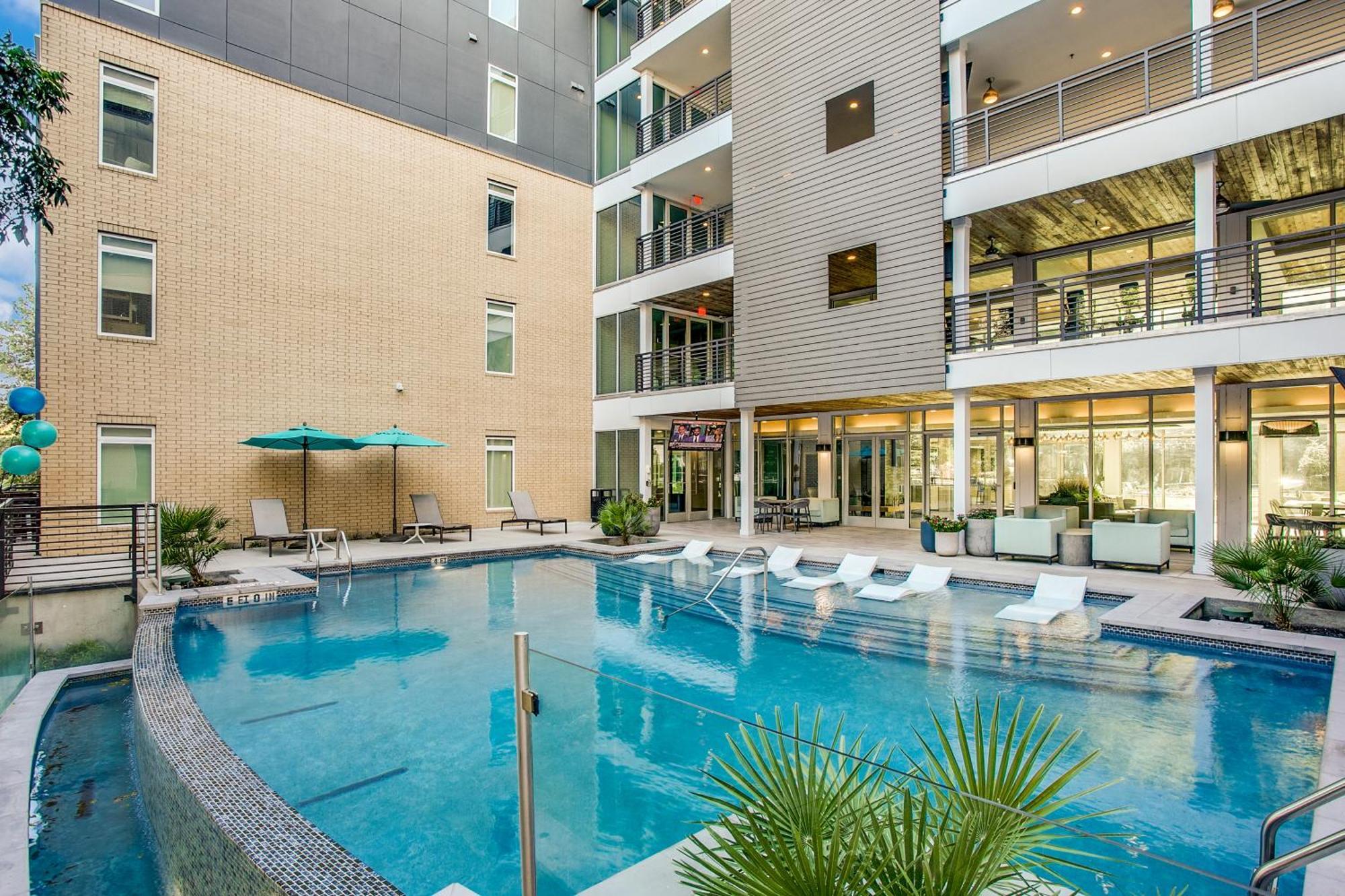 Lush Downtown Condo On Riverwalk W King Ste, Free Parking, Pet Friendly, Centrally Located On Riverwalk San Antonio Bagian luar foto