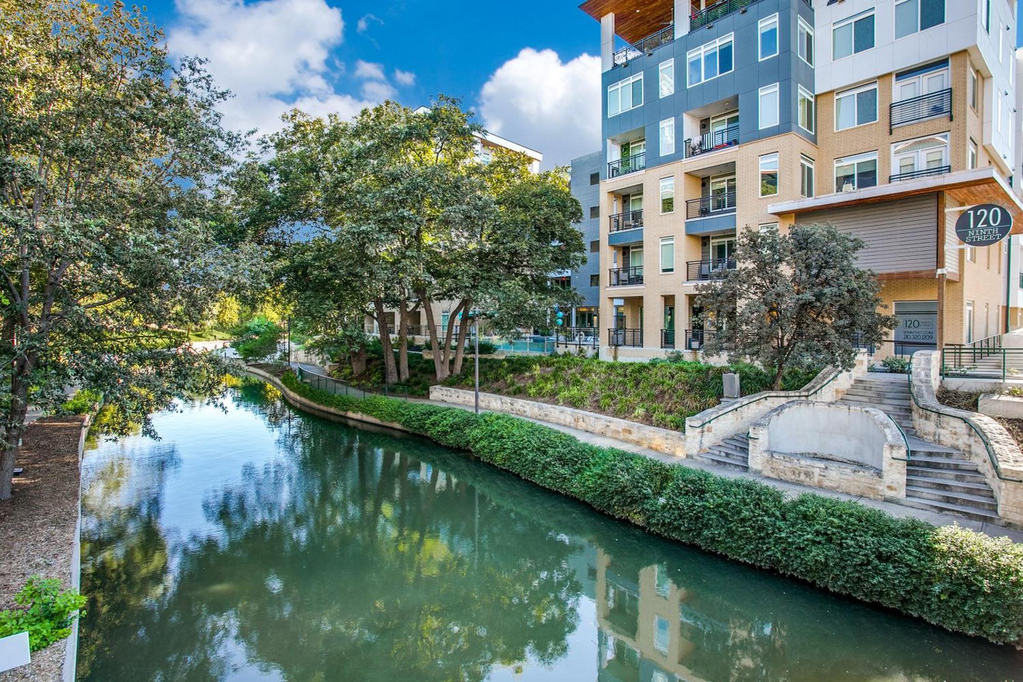 Lush Downtown Condo On Riverwalk W King Ste, Free Parking, Pet Friendly, Centrally Located On Riverwalk San Antonio Bagian luar foto