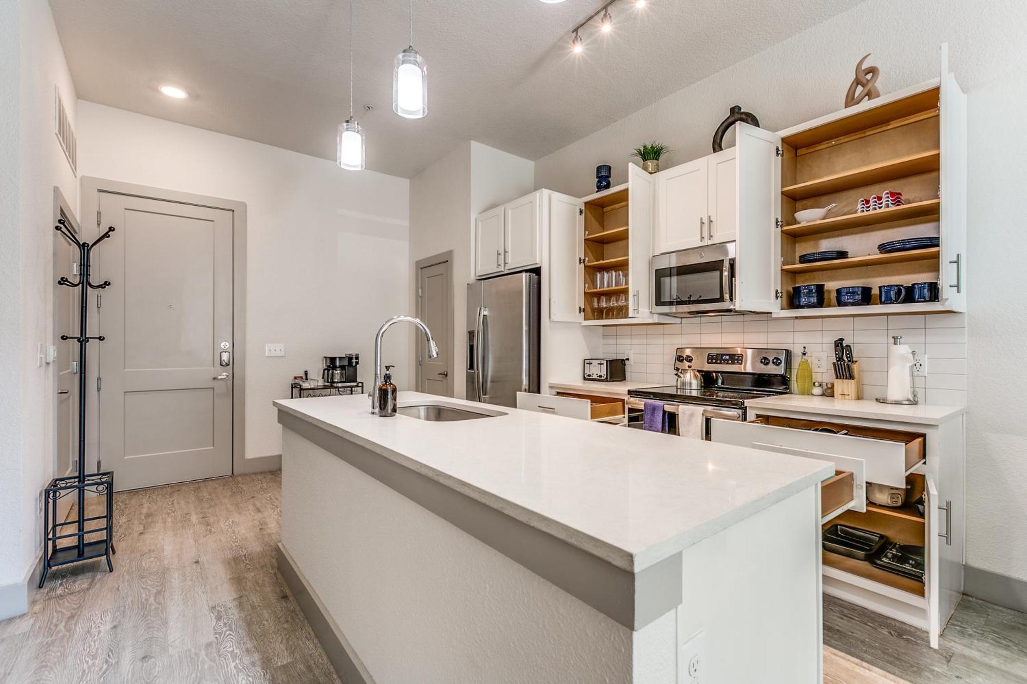 Lush Downtown Condo On Riverwalk W King Ste, Free Parking, Pet Friendly, Centrally Located On Riverwalk San Antonio Bagian luar foto