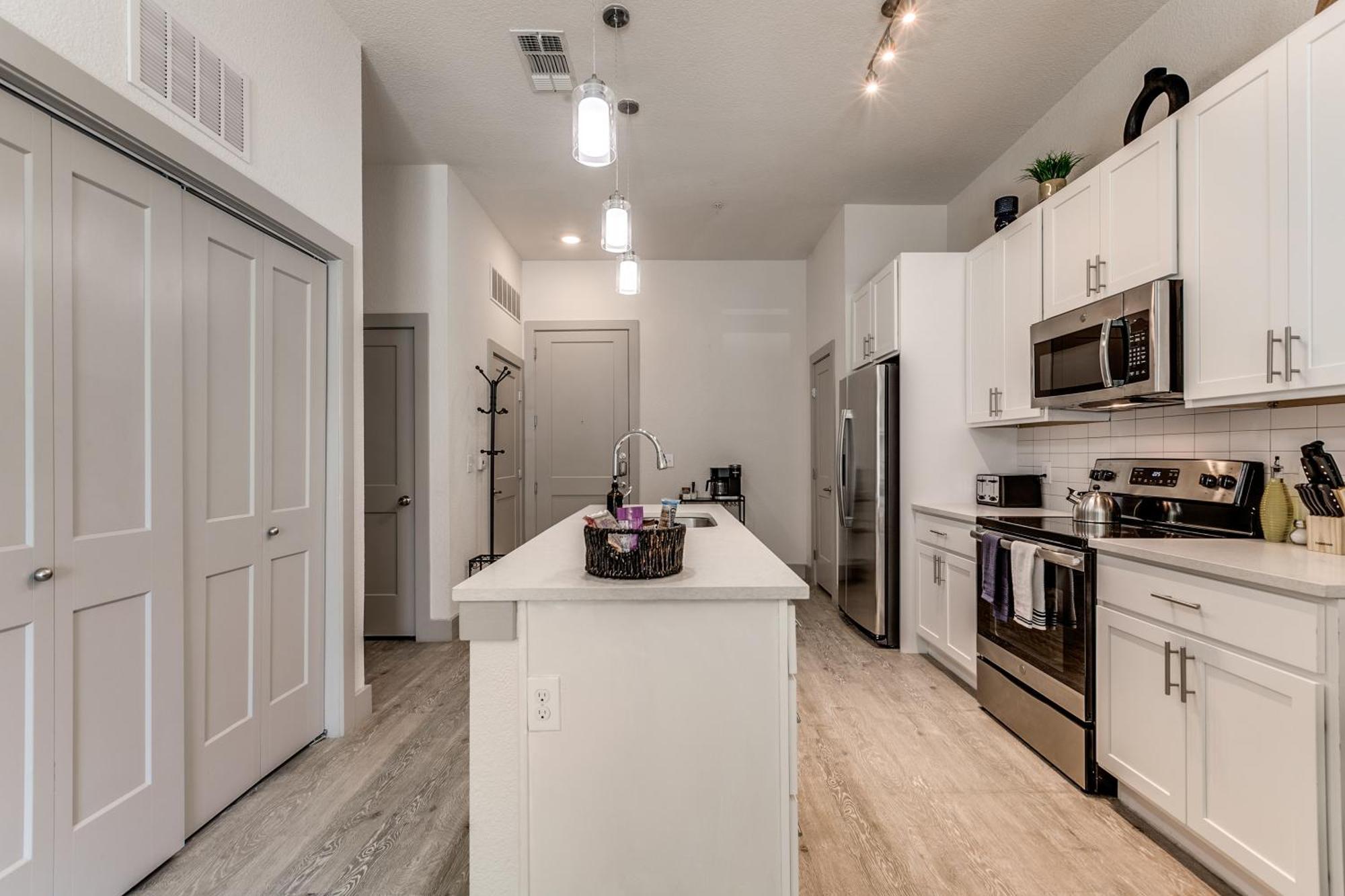Lush Downtown Condo On Riverwalk W King Ste, Free Parking, Pet Friendly, Centrally Located On Riverwalk San Antonio Bagian luar foto