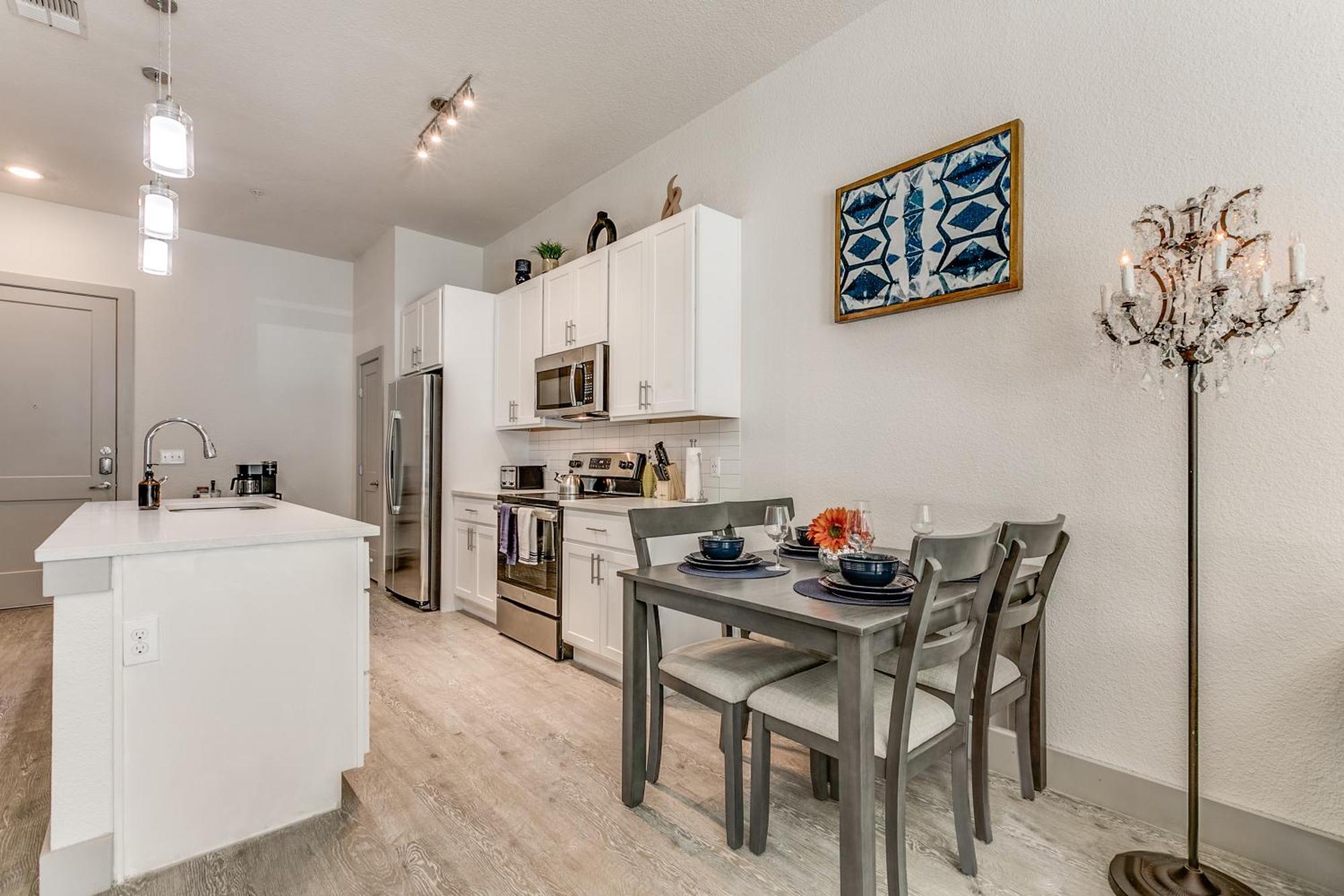 Lush Downtown Condo On Riverwalk W King Ste, Free Parking, Pet Friendly, Centrally Located On Riverwalk San Antonio Bagian luar foto