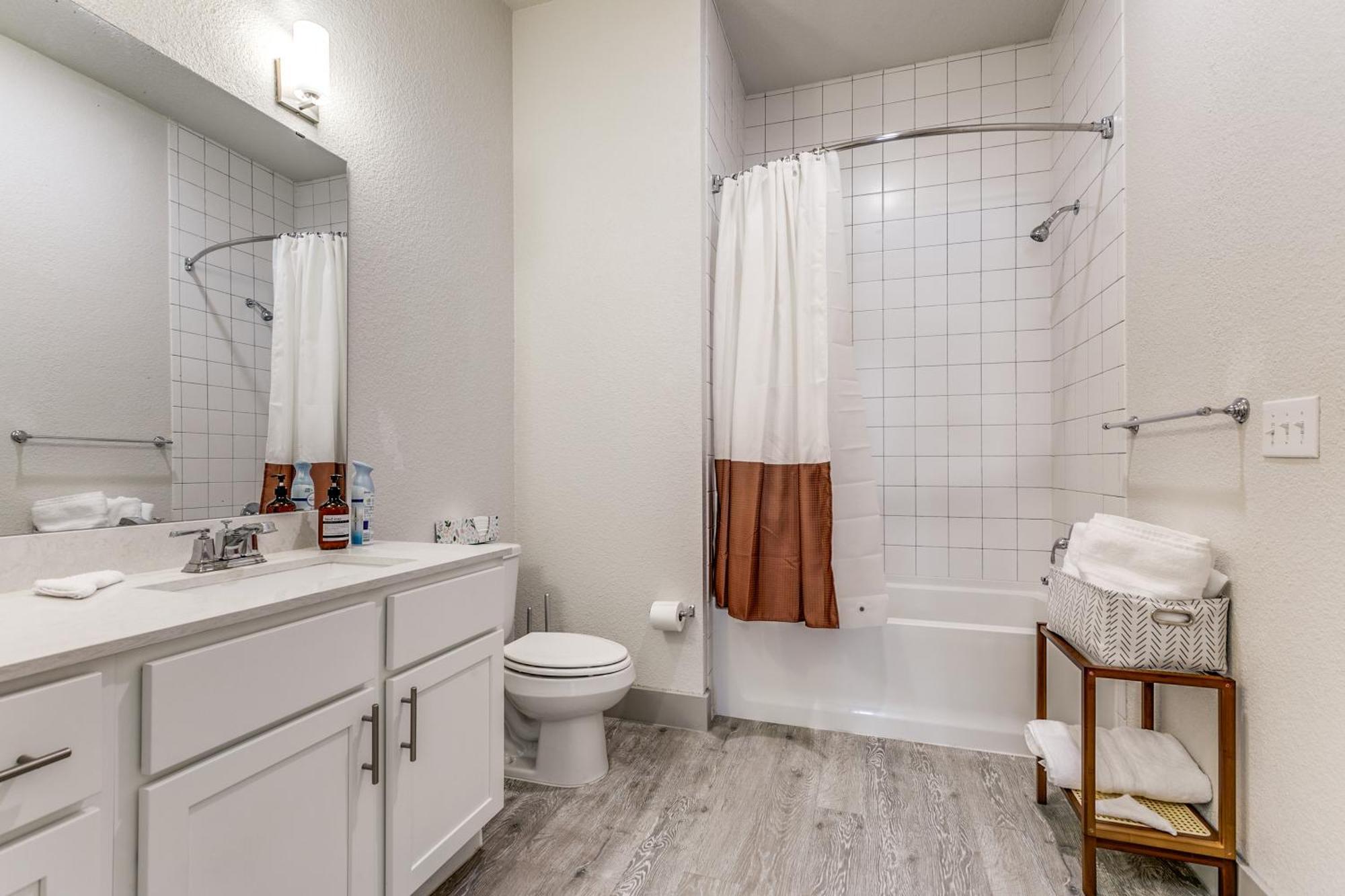 Lush Downtown Condo On Riverwalk W King Ste, Free Parking, Pet Friendly, Centrally Located On Riverwalk San Antonio Bagian luar foto