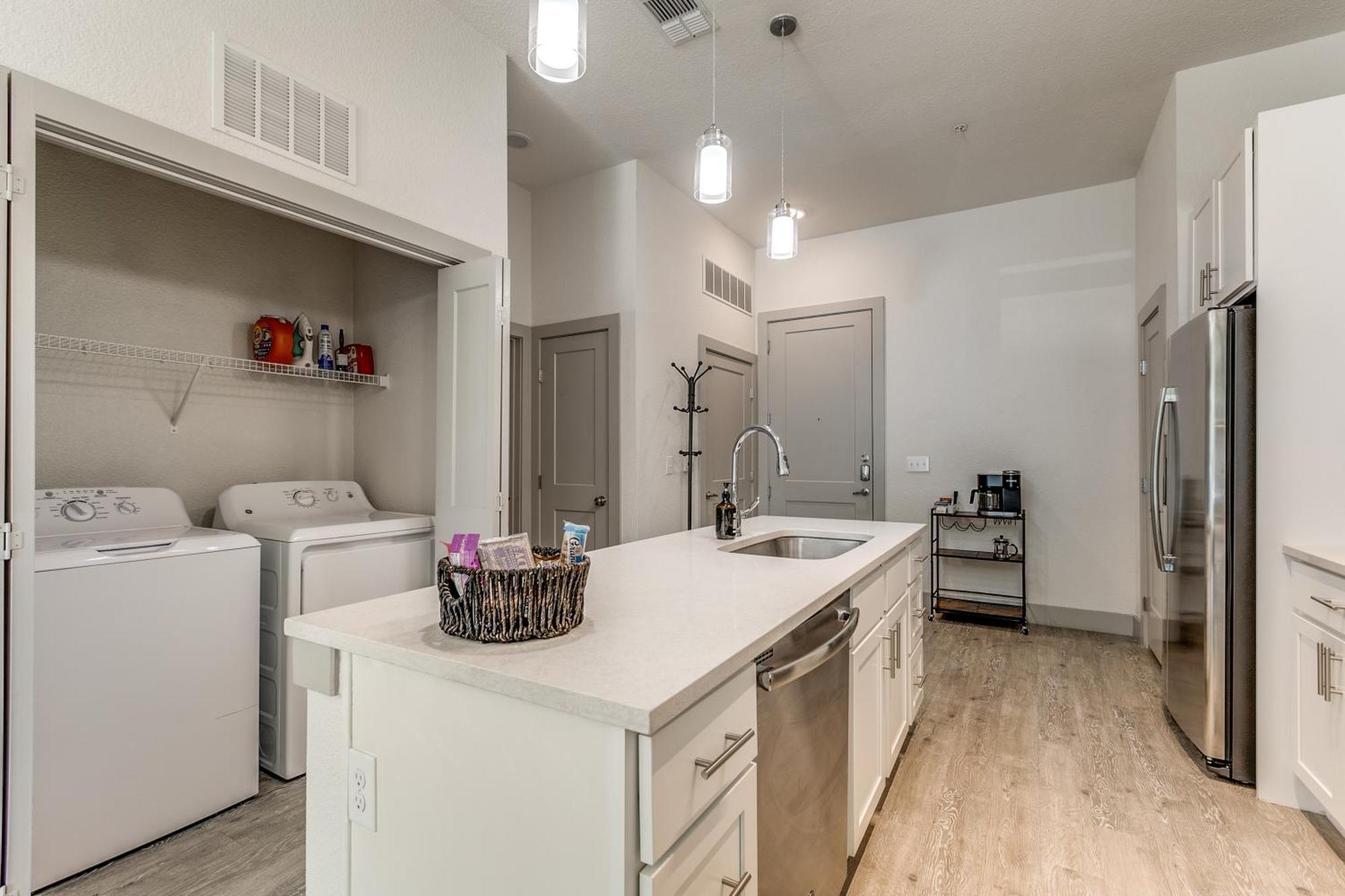 Lush Downtown Condo On Riverwalk W King Ste, Free Parking, Pet Friendly, Centrally Located On Riverwalk San Antonio Bagian luar foto