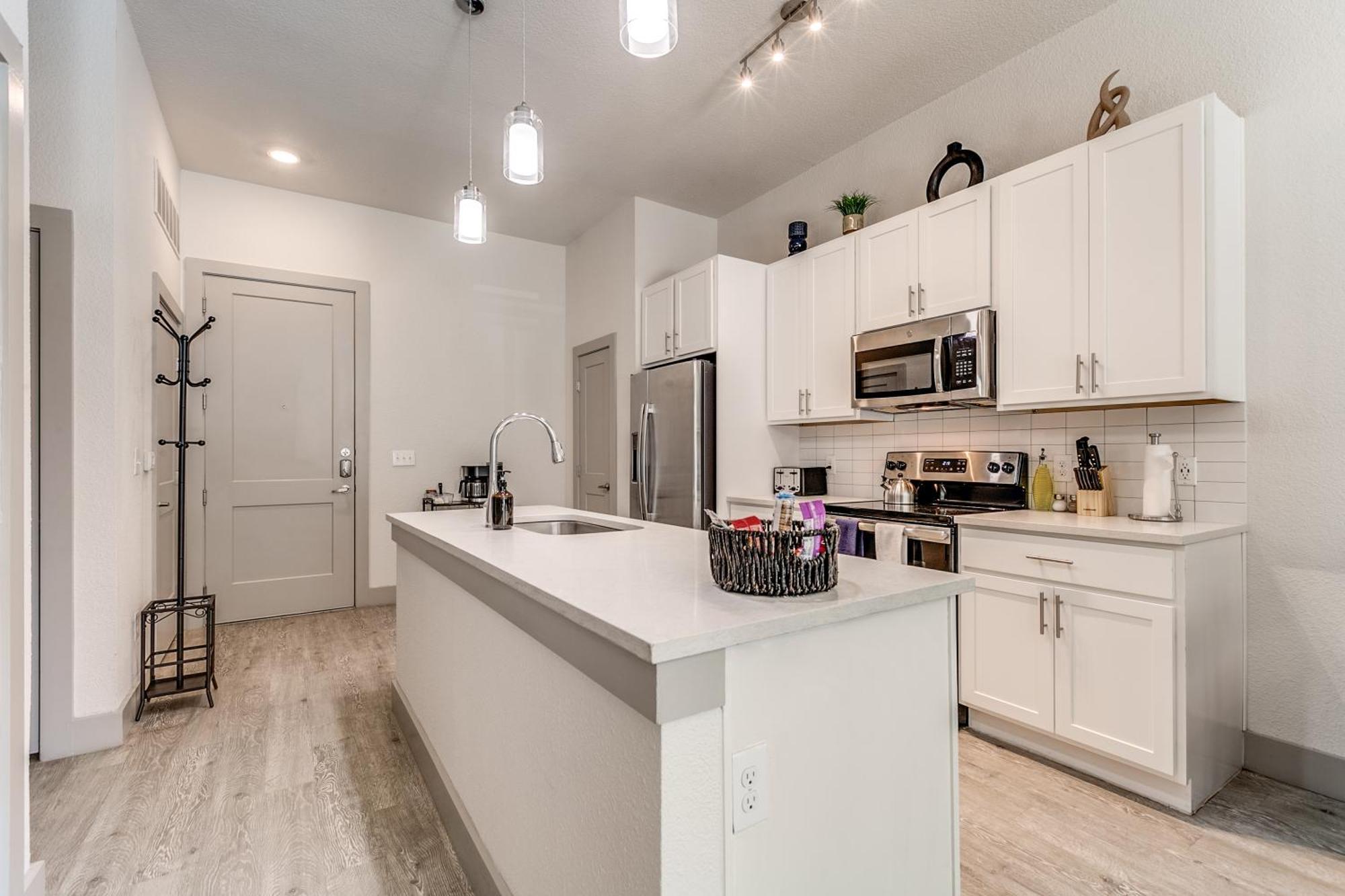 Lush Downtown Condo On Riverwalk W King Ste, Free Parking, Pet Friendly, Centrally Located On Riverwalk San Antonio Bagian luar foto
