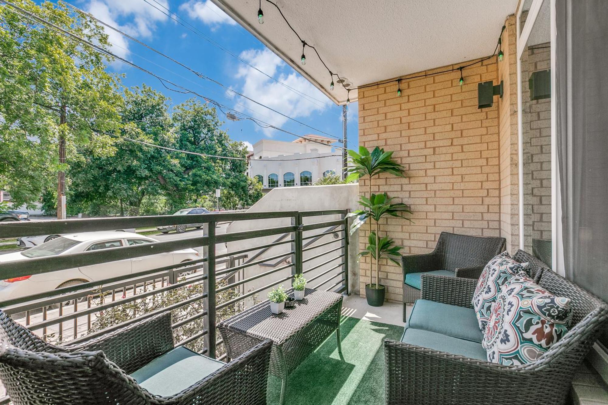 Lush Downtown Condo On Riverwalk W King Ste, Free Parking, Pet Friendly, Centrally Located On Riverwalk San Antonio Bagian luar foto