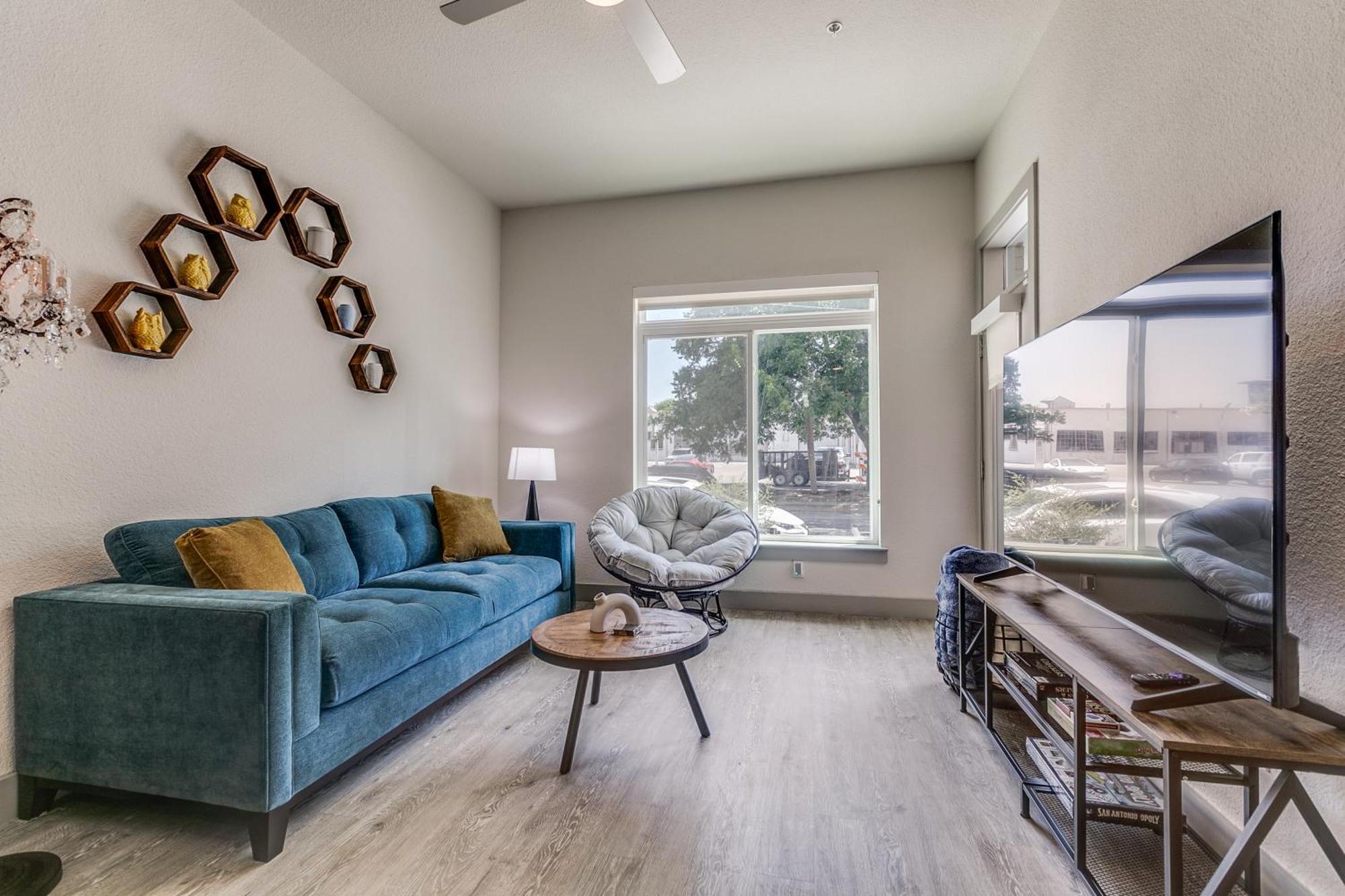Lush Downtown Condo On Riverwalk W King Ste, Free Parking, Pet Friendly, Centrally Located On Riverwalk San Antonio Bagian luar foto