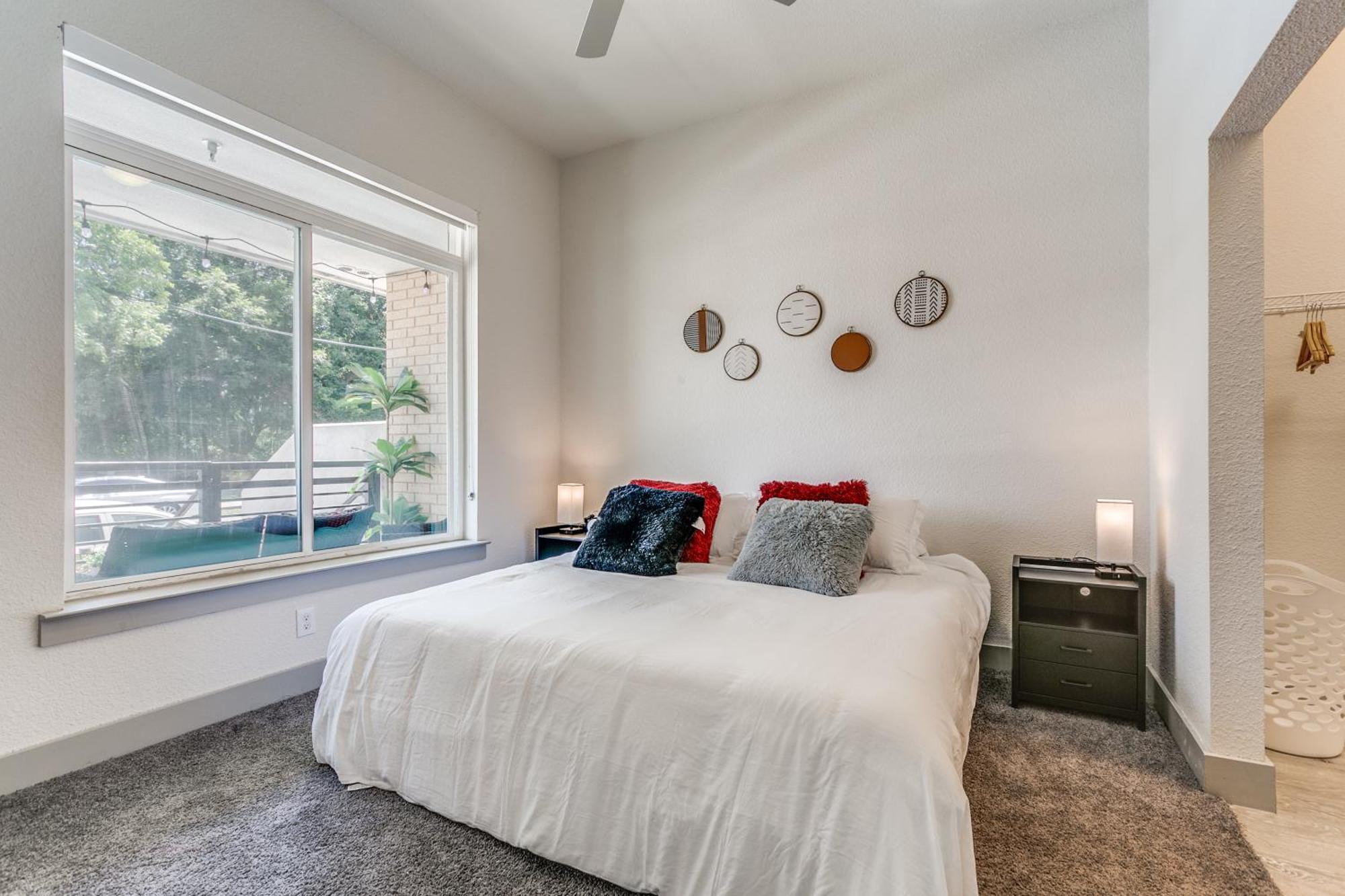 Lush Downtown Condo On Riverwalk W King Ste, Free Parking, Pet Friendly, Centrally Located On Riverwalk San Antonio Bagian luar foto